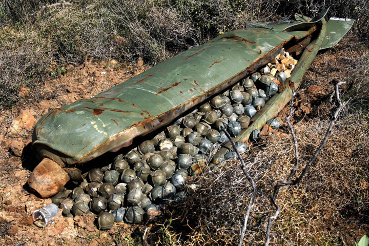 Được biết, đây là loại vũ khí mà đã từng bị nhiều tổ chức quốc tế lên án do sức tàn phá mà nó gây ra. Ngoài Ukraine, Tổ chức Ân xá Quốc tế và Giám sát Nhân quyền đều lên tiếng cáo buộc rằng, Quân đội Nga dường như đã dùng loại đạn chùm bị cấm. Nguồn ảnh: AP.