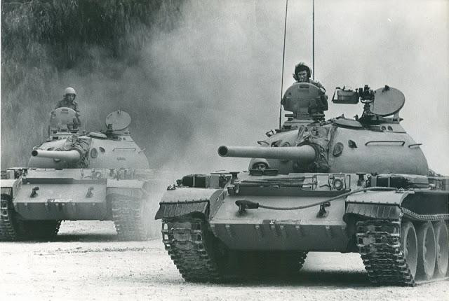 Thậm chí với nòng pháo mới được phát triển trên xe tăng T-54 này, Quân đội Nga hay Hồng quân lúc bấy giờ có thể bắn được nhiều loại đạn hơn, bao gồm các đạn nổ mạnh, đạn phân mảnh, hay thậm chí đạn xuyên giáp cao và dò vết. Nguồn ảnh: stuklopechat.com.