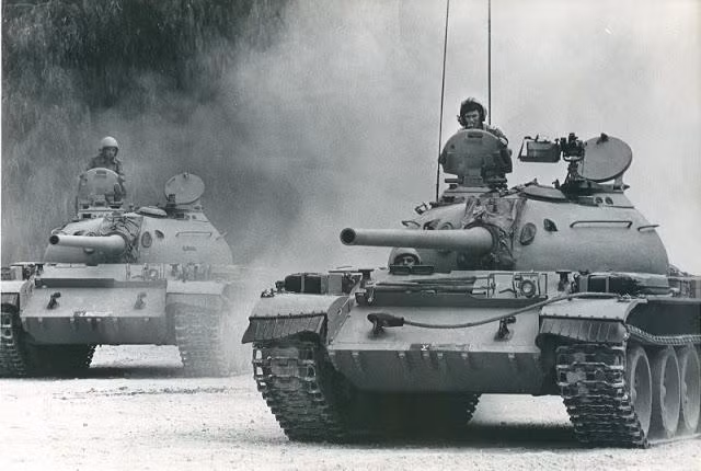 Thậm chí với nòng pháo mới được phát triển trên xe tăng T-54 này, Quân đội Nga hay Hồng quân lúc bấy giờ có thể bắn được nhiều loại đạn hơn, bao gồm các đạn nổ mạnh, đạn phân mảnh, hay thậm chí đạn xuyên giáp cao và dò vết. Nguồn ảnh: stuklopechat.com.