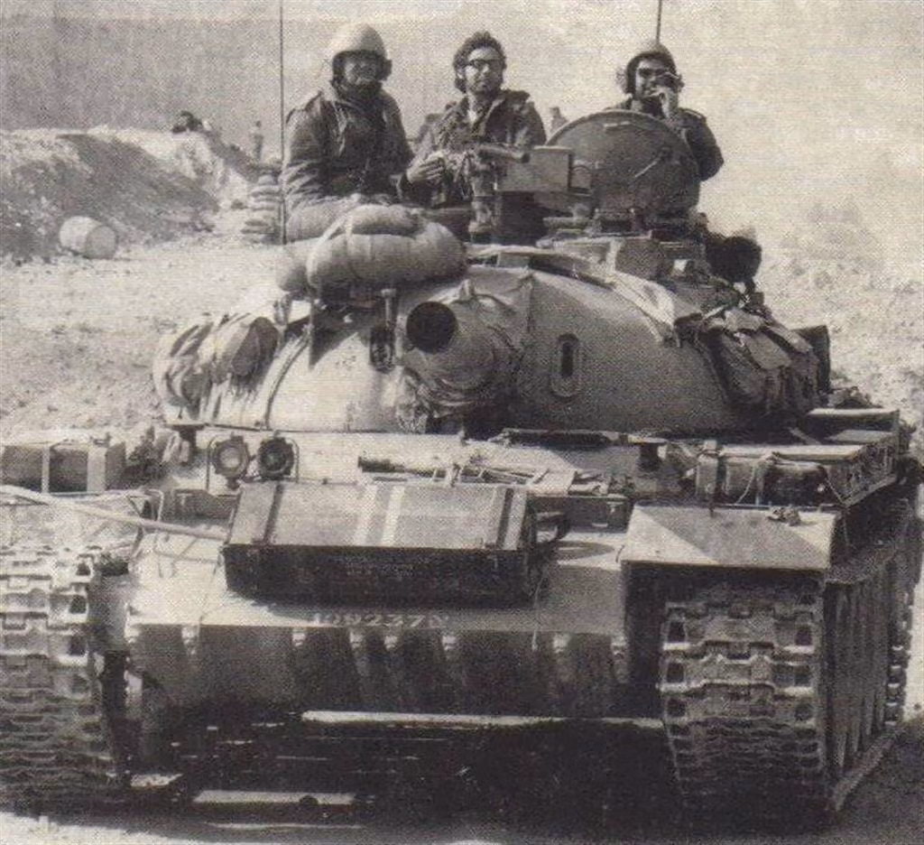 Khả năng chứa vũ trang của T-54 cũng được nâng cấp mạnh mẽ, trọng lượng của mẫu xe tăng này đã được nâng lên 39,7 tấn, với chiều dài thân là 6.45m, rộng 3.37m và cao 2,40m cùng 4 người trong kíp lái. Nguồn ảnh: QQ.