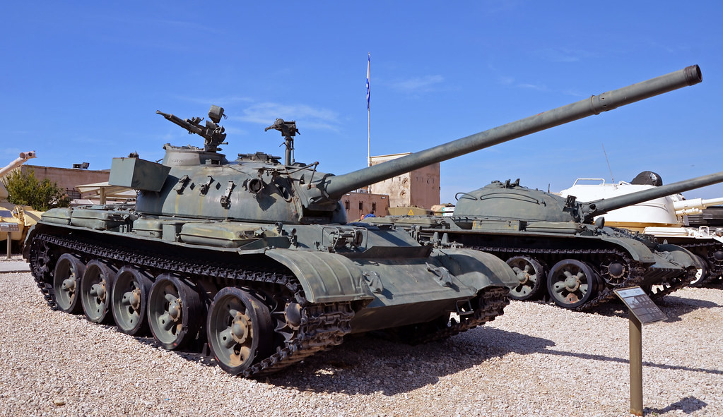 Chính vì vậy, họ đã biên chế cho dòng chiến xa T-54 mới của mình với vũ khí chính là một khẩu pháo nòng cỡ 100mm cực kỳ mạnh mẽ lúc đó, phạm vi bắn đồng thời được mở rộng lên tới 3.000 dặm, độ giật nòng đã giảm tới mức tối thiểu, uy lực hơn bao giờ hết. Nguồn ảnh: keywordbasket.com