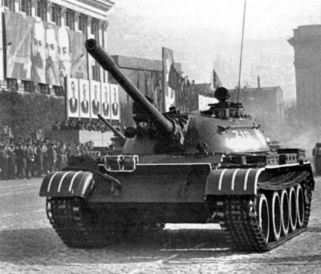 Nó mang theo mình tới 34 quả đạn các loại, đi kèm với đó còn cả sự trang bị của các súng máy hỗ trợ hoả lực, bao gồm 2 khẩu đồng trục PKT cỡ nòng 7,62mm và một khẩu DShK hạng nặng cỡ nòng 12,7mm, giúp nó tác chiến một cách tối ưu nhất. Nguồn ảnh: Pinterest.