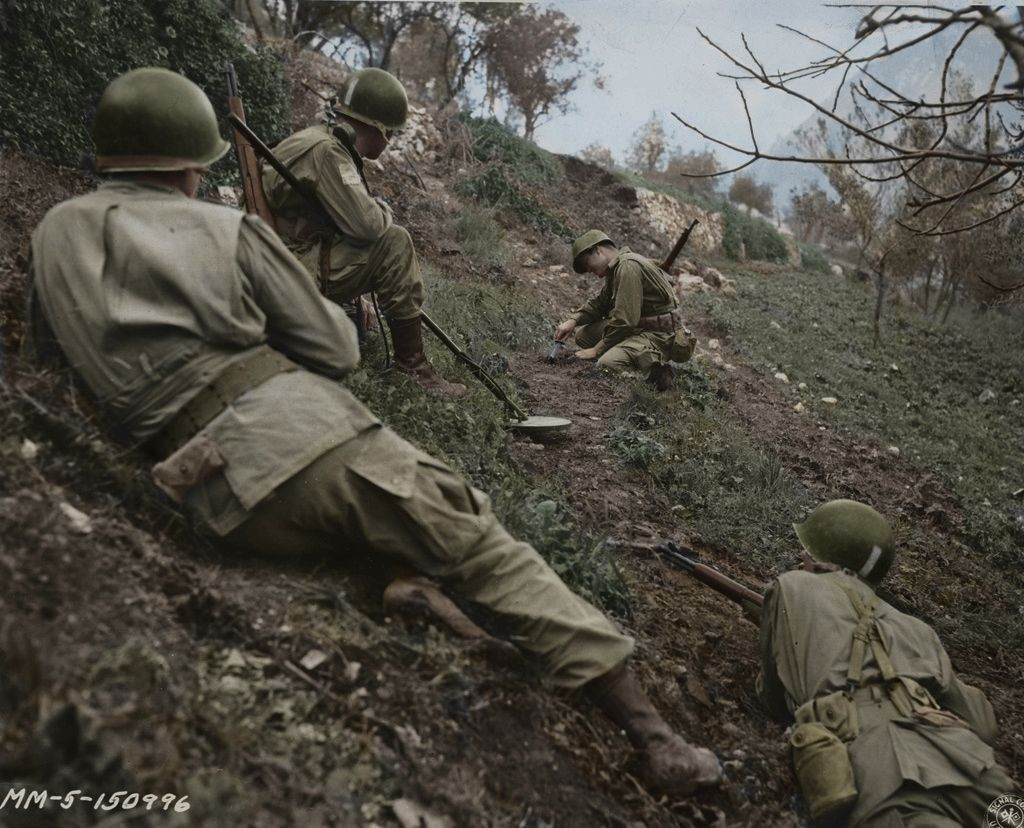 Ngay trong ngày đầu tiên, họ phá huỷ hoàn toàn các cây cầu, cắt sạch đường liên lạc của quân Phát xít Đức, gặt hái thành công vang dội trong ngày đầu chiến dịch.