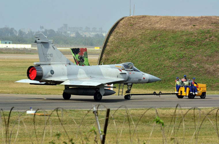 Máy bay Mirage-2000 là một tiêm kích đa nhiệm do hãng Dassault Aviation của Pháp thiết kế và phát triển. Chiếc tiêm kích được khởi công chế tạo từ những năm 1970 như một máy bay chiến đấu hạng nhẹ cho Không Quân Pháp.