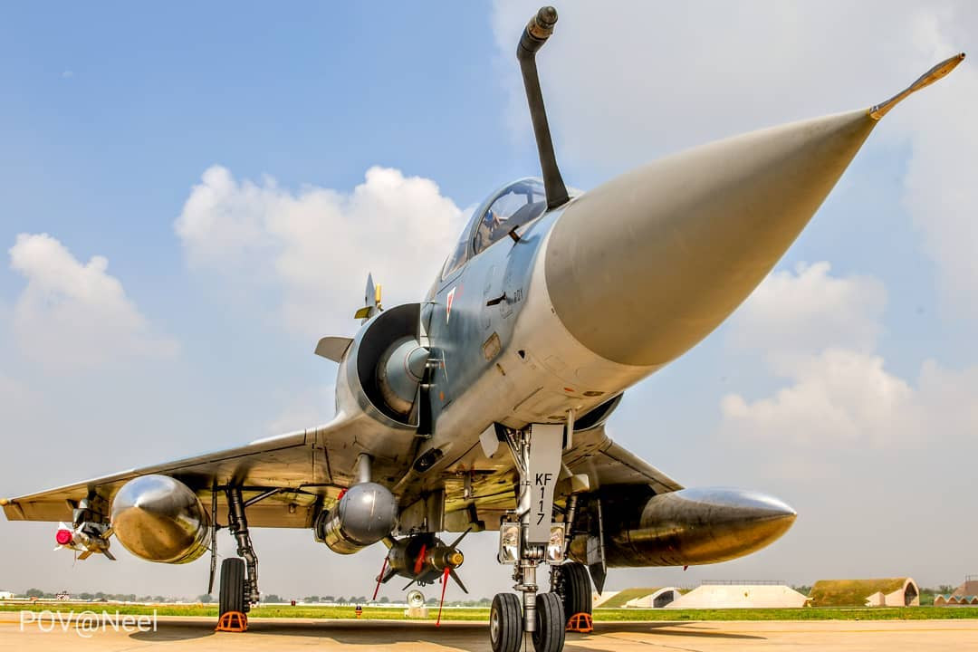 Mirage-2000 sở hữu cho mình chiều dài thân là 14.36m, sải cánh rộng 9.13m và chiều cao là 5.3m. Mang theo mình 1 phi hành đoàn và tải trọng cất cánh tối đa của nó đạt 17.000kg.