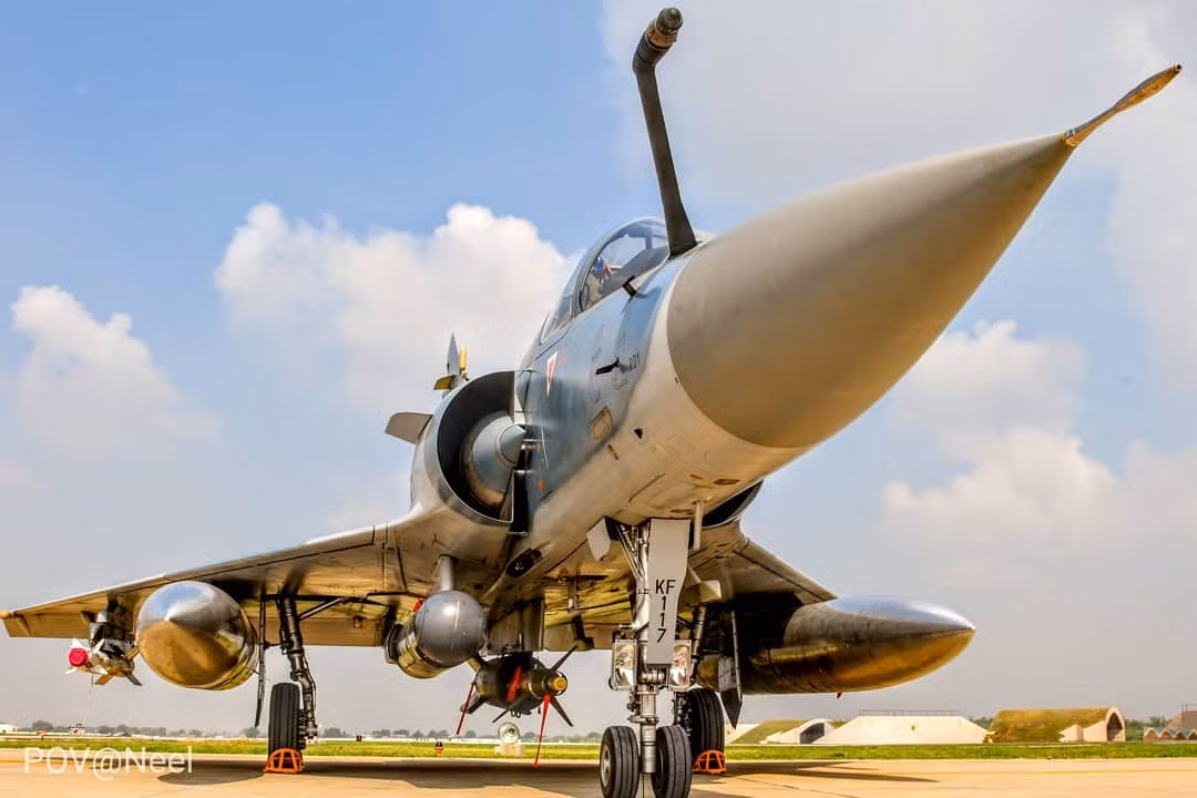 Mirage-2000 sở hữu cho mình chiều dài thân là 14.36m, sải cánh rộng 9.13m và chiều cao là 5.3m. Mang theo mình 1 phi hành đoàn và tải trọng cất cánh tối đa của nó đạt 17.000kg.