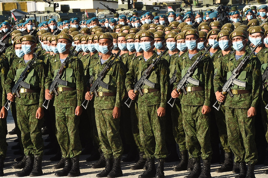 Nga cũng đang tiến hành đào tạo nhân lực cho Quân đội Tajikistan tại đây, đến nay đã có 6.000 binh lính phục vụ Tajikistan được đào tạo.