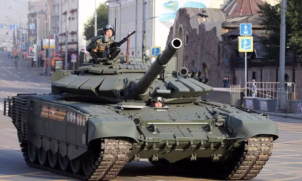 Về cách bố trí, T-72B3M được bố trí gần sát với các T-72 tiêu chuẩn, với khoang lái ở thân trước, khoang chiến đấu trung tâm và bộ trợ lực sau xe. Mẫu xe tăng chủ lực này sẽ được vận hành bởi 3 người trong kíp lái chiến đấu.