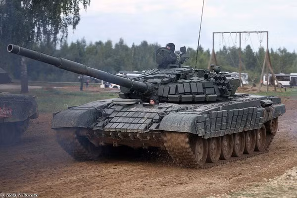 Một súng máy 7,62mm được lắp đồng trục bên phải nòng pháo. Phía sau cửa hầm chỉ huy, có một hệ thống vũ khí điều khiển từ xa được trang bị một súng máy hạng nặng 12,7mm 6P49 Kord.