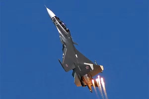 Sau cùng, lợi thế ở chính tốc độ và sự linh hoạt của Su-30SM. Tiêm kích này có thể đạt vận tốc trên Mach 2, trần bay phục vụ là hơn 17.000m và tầm bay 8.000km.