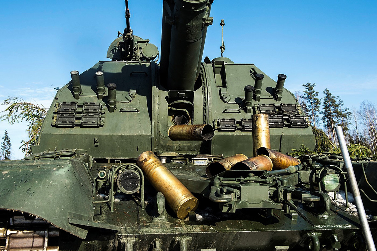 Hoả lực của Msta-S đến từ việc được trang bị nòng pháo chính cỡ 152,4mm, bắn được hầu hết các loại đạn 152mm tiêu chuẩn, bao gồm cả đạn pháo Krasnopol có điều khiển laser mạnh mẽ, với cơ số đạn lên tới 50 viên, nạp đạn tự động. Nguồn ảnh: wikimedioc.com.