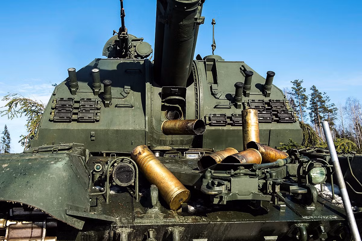 Hoả lực của Msta-S đến từ việc được trang bị nòng pháo chính cỡ 152,4mm, bắn được hầu hết các loại đạn 152mm tiêu chuẩn, bao gồm cả đạn pháo Krasnopol có điều khiển laser mạnh mẽ, với cơ số đạn lên tới 50 viên, nạp đạn tự động. Nguồn ảnh: wikimedioc.com.