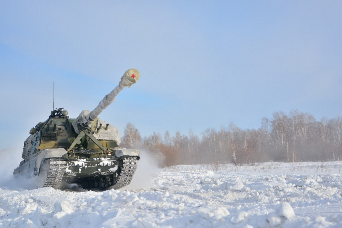 Nhờ tải trọng tương đối nhẹ nhàng và kích thước nhỏ gọn, kết hợp với bộ động cơ cung cấp tới 840 mã lực, siêu pháo tự hành Msta-S của Quân đội Nga sở hữu sự cơ động đáng sợ, cung cấp tới 20 mã lực/ tấn, tương đương với tối đa 60km/h, hoạt động bền bỉ trong phạm vi 500km. Nguồn ảnh: wikimedioc.com.