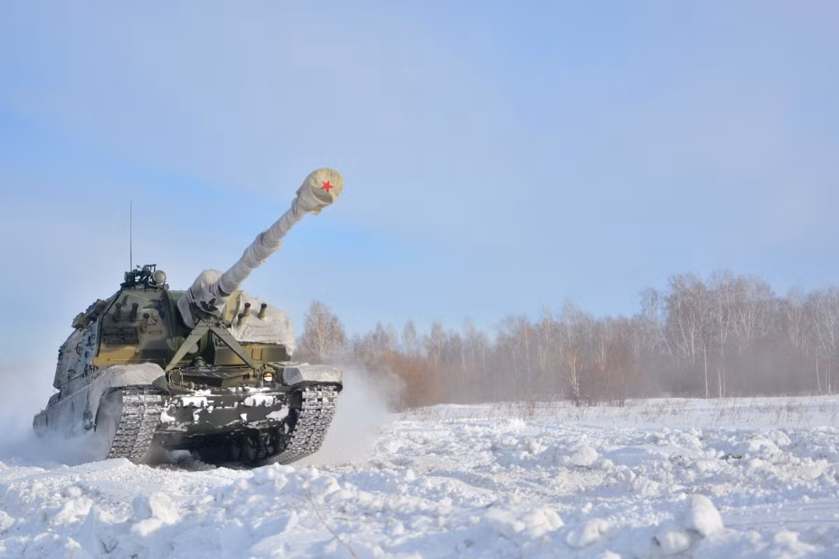 Nhờ tải trọng tương đối nhẹ nhàng và kích thước nhỏ gọn, kết hợp với bộ động cơ cung cấp tới 840 mã lực, siêu pháo tự hành Msta-S của Quân đội Nga sở hữu sự cơ động đáng sợ, cung cấp tới 20 mã lực/ tấn, tương đương với tối đa 60km/h, hoạt động bền bỉ trong phạm vi 500km. Nguồn ảnh: wikimedioc.com.