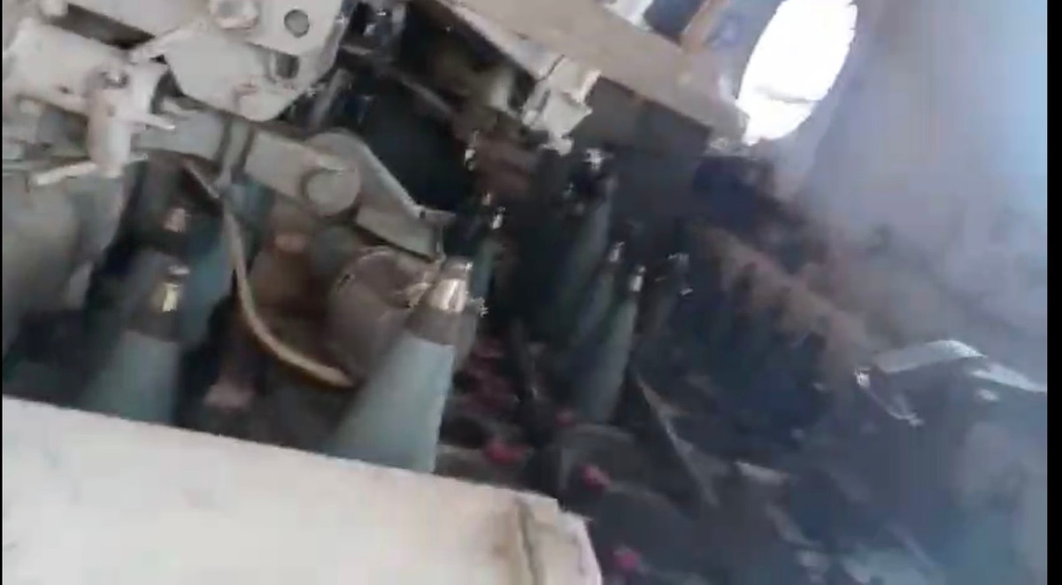 Tuy không biết lý do tại sao hệ thống lựu pháo tự hành Msta-S này bị bỏ lại tại đây, nhưng quả thực lãng phí khi một khí tài có ích trên chiến trường lại bị vứt lại, thậm chí còn cùng với rất nhiều đạn. Nguồn ảnh: Truyền thông địa phương.