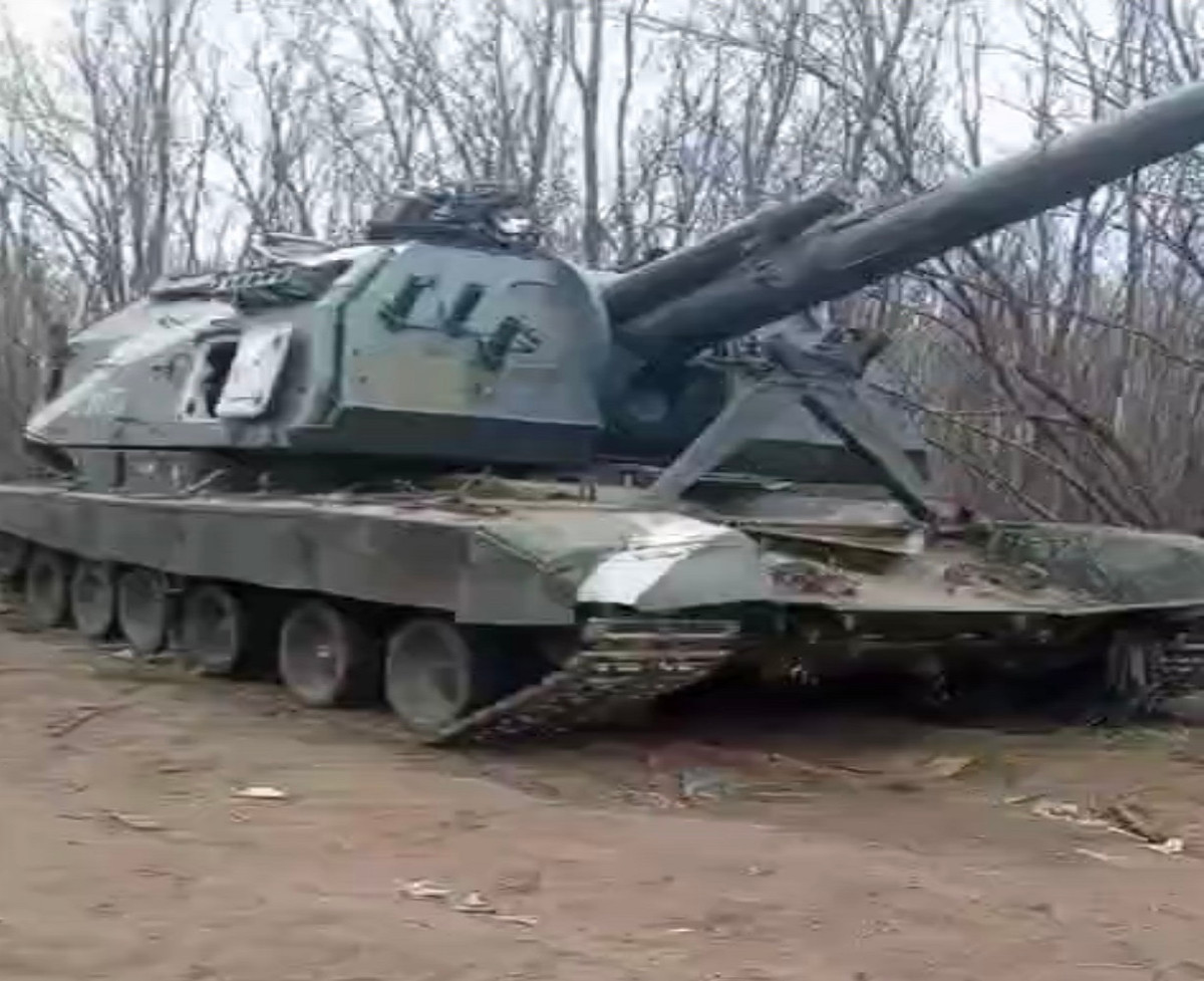 Cụ thể, hệ thống pháo tự hành Msta-S mà Quân đội Nga bỏ lại chiến trường được tìm thấy vẫn đang ở trong tình trạng tốt, hầu như chưa thấy hư hại nặng nề từ bên ngoài, đồng thời cũng có rất nhiều đạn của nó bị bỏ lại. Nguồn ảnh: Truyền thông địa phương.