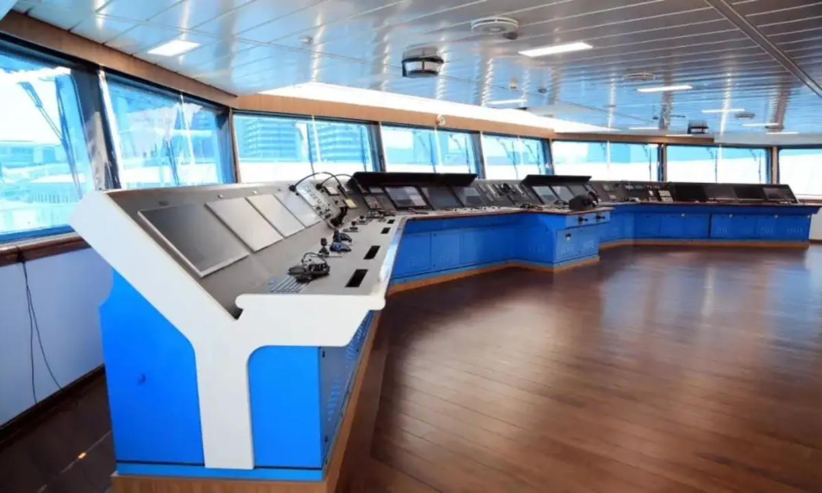 Hệ thống theo dõi trên không, trung tâm dữ liệu hàng hải của Haixun 09 cũng xuất hiện tại đây. Đảm bảo khả năng xử lý thông tin nhanh chóng, nắm bắt tình hình cục bộ tốt cho các thuỷ thủ đoàn có mặt trên con tàu khi đang làm nhiệm vụ.