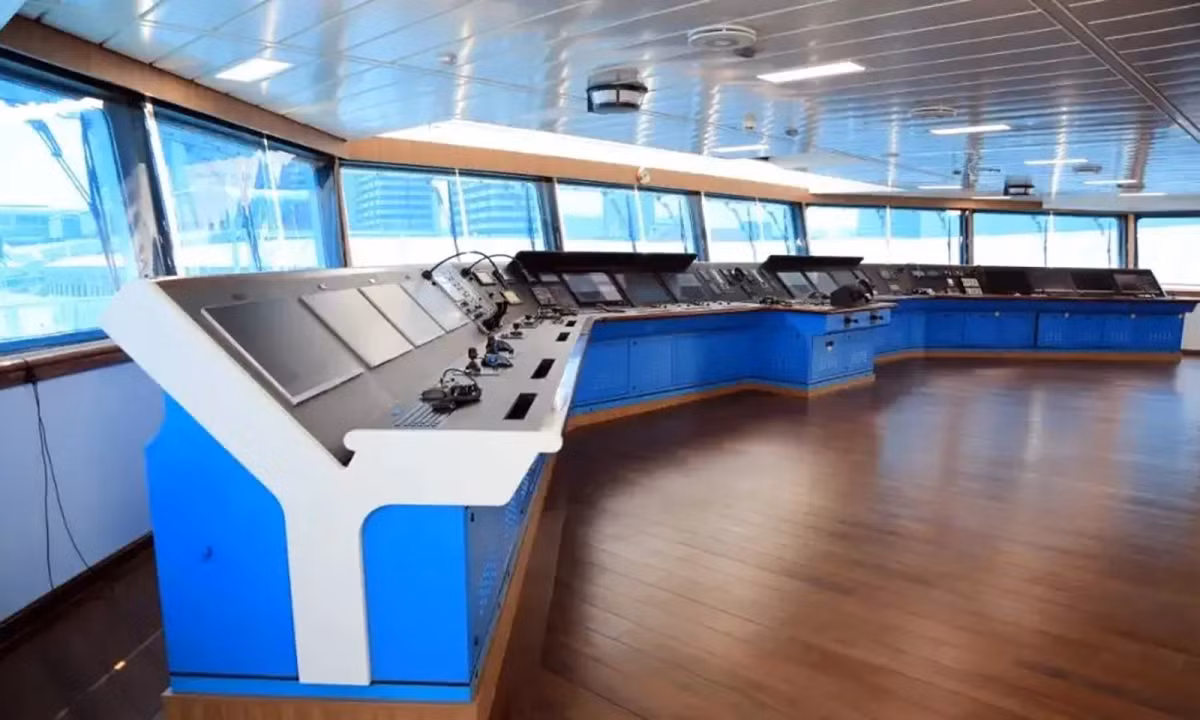 Hệ thống theo dõi trên không, trung tâm dữ liệu hàng hải của Haixun 09 cũng xuất hiện tại đây. Đảm bảo khả năng xử lý thông tin nhanh chóng, nắm bắt tình hình cục bộ tốt cho các thuỷ thủ đoàn có mặt trên con tàu khi đang làm nhiệm vụ.