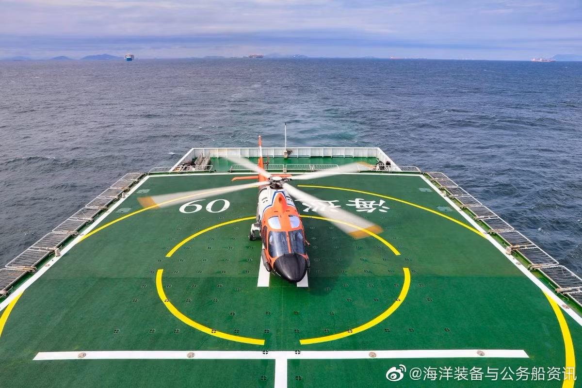 Con tàu này cũng hoạt động như một khu trục hạm cỡ nhỏ khi có sàn đáp trực thăng và kho chứa trực thăng ở đuôi tàu.