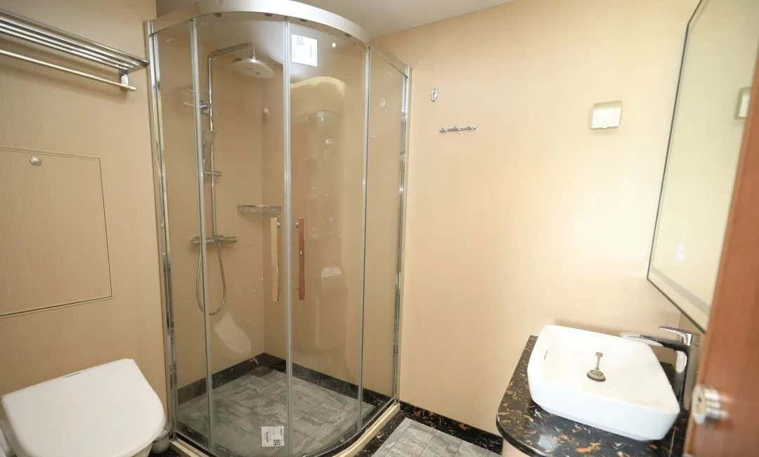 Sạch sẽ cũng là một điều thiết yếu, khi các thuỷ thủ đoàn sẽ lênh đênh trên hải trình với khoảng thời gian dài, chính vì vậy khu vực vệ sinh của các thuỷ thủ đoàn cũng được bài trí để tạo cảm giác thoải mái nhất. 