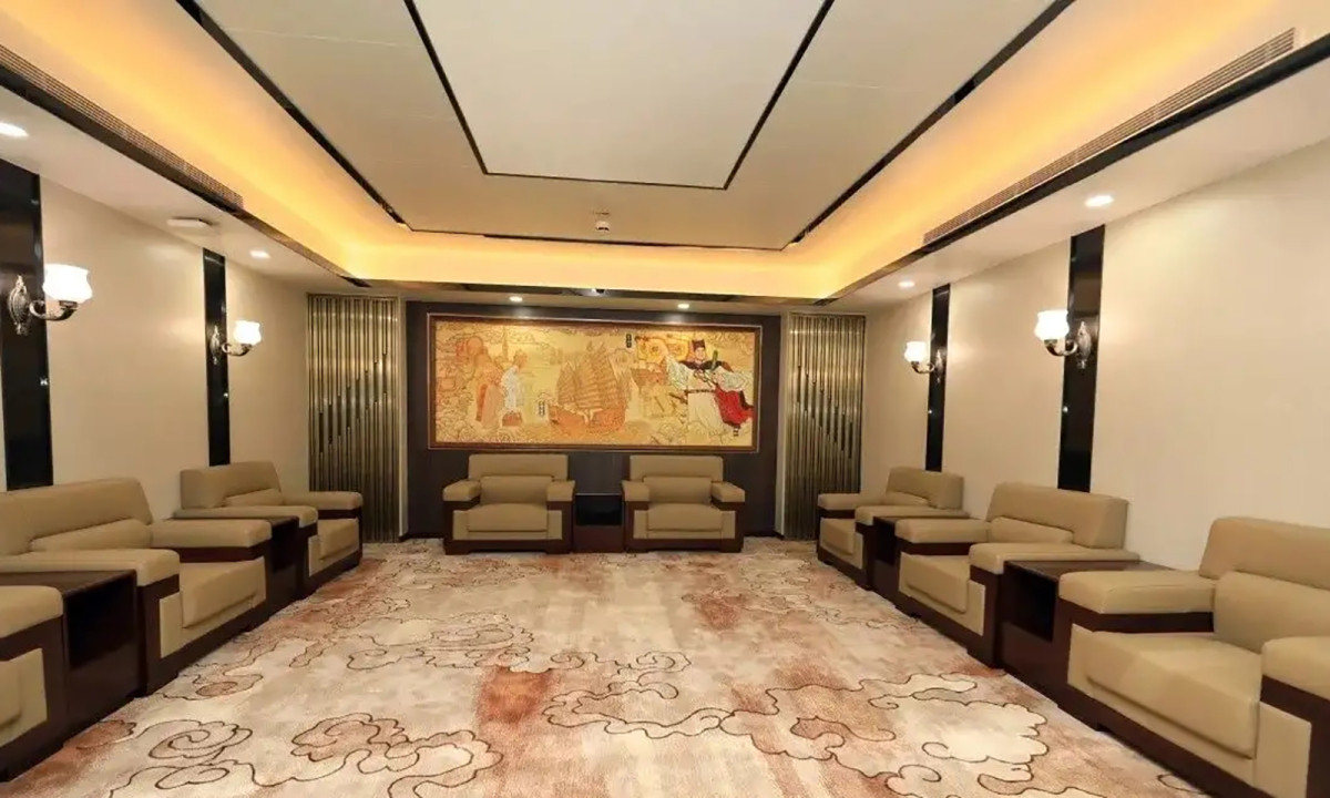Còn phòng họp này, cách bài trí được đánh giá là mang tính nghệ thuật cao, khi ở đây sử dụng các hoạ tiết cổ truyền của Trung Quốc để trang trí một cách hài hoà. 