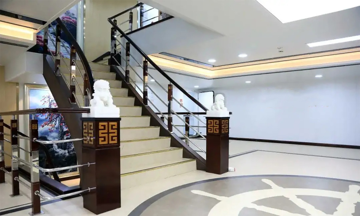 Và đi lên tiếp, chúng ta sẽ thấy chiếc cầu thang được trang trí khác lạ của Haixun 09, với 2 con hải sư bằng đá cùng những hoạ tiết được trang trí mang màu vàng xa hoa lộng lẫy. 