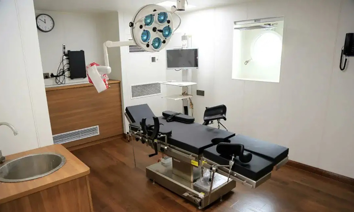 Khu vực chăm sóc y tế trên con tàu cũng là sự xuất hiện của đầy đủ các thiết bị y tế hiện đại nhất, đảm bảo chu toàn trong công tác hậu cần trên biển hay tiếp viện y tế, một trong các nhiệm vụ của Haixun 09.