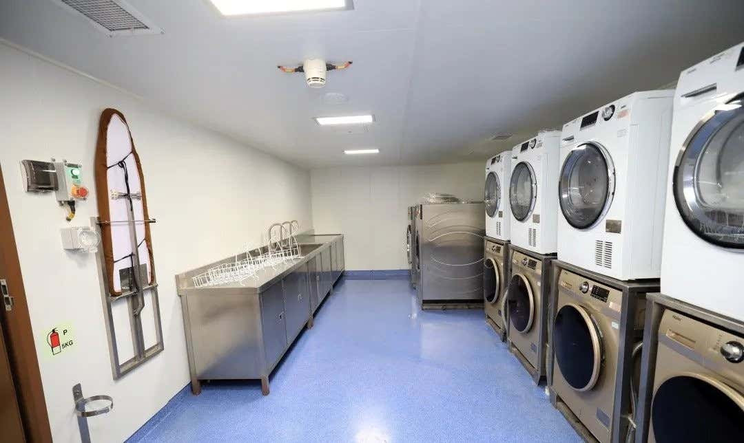 Và cuối cùng là sự xuất hiện của phòng giặt là, với đầy đủ máy móc để đảm bảo việc giữ quần áo và quân phục của các thuỷ thủ đoàn luôn tươm tất. 