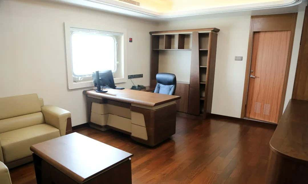 Ngoài các cuộc họp tại các phòng họp lớn nhỏ, khu vực làm việc của nhân viên trên Haixun 09 cũng được bài trí chuẩn hiện đại và rất đầy đủ tiện ích.