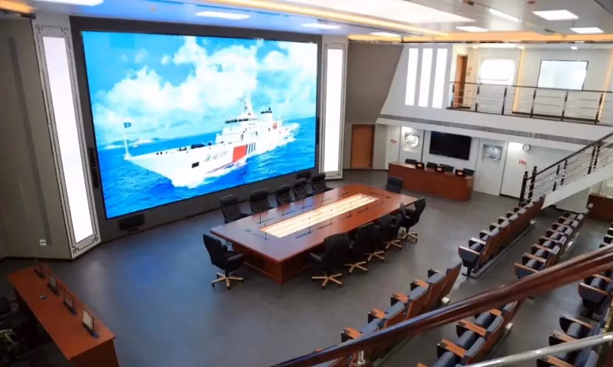 Tại con tàu tuần hải này cũng xuất hiện một phòng họp tổng, nơi tổ chức các buổi họp lớn với toàn bộ thuỷ thủ đoàn xuất hiện trên Haixun 09. Nội thất tại đây được đánh giá là khá trang trọng và đầy đủ tiện nghi cần thiết, ghế bọc da, bàn gỗ lớn cũng như màn chiếu rộng để tiện theo dõi cuộc họp