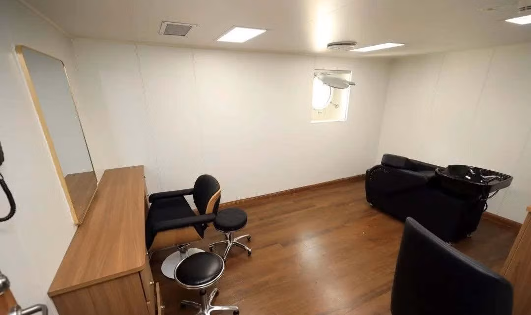 Thậm chí, sự xuất hiện của khu vực cắt tóc cũng tạo cho chúng ta sự ngạc nhiên, có cả giường gội đầu, thật sự đem lại cảm giác như đang thưởng ngoạn trên biển thay vì làm nhiệm vụ hàng hải.