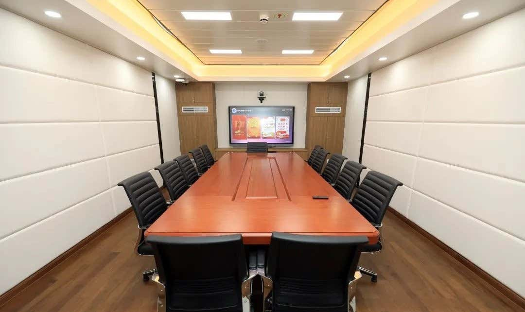 Ngoài phòng họp lớn ra, cũng xuất hiện cả những phòng họp nhỏ hơn, có thể là để dành cho các cấp cao của con tàu thực hiện bàn bạc kín.