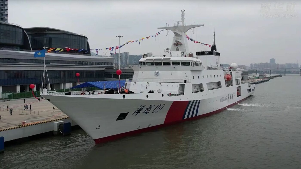 Trước tên, về kích thước của Haixun 09, tàu tuần tra này được đánh giá là một tàu tuần tra cỡ lớn và hiện đại nhất xuất hiện trong Cục Hải sự Trung Quốc. Với chiều dài thân tới 165m và rộng gần 21m, con tàu có tải trọng choán nước vào khoảng trên 10.000 tấn. 