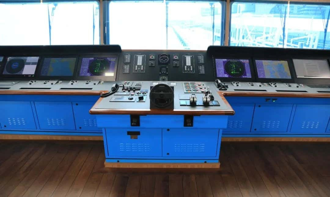 Đầu tiên, tại buồng lái của Haixun 09, nơi xuất hiện những công nghệ hiện đại được tích hợp trang bị trên con tàu tuần hải này, được bài trí hợp lý và dễ vận hành cho thuỷ thủ đoàn của con tàu.