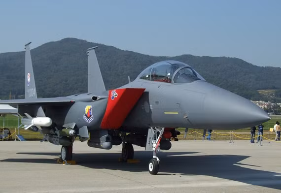 Các tiêu biểu tiêm kích, đầu tiên là về F-15K Slam Eagle, đây là một kiểu tiêm kích tấn công được phát triển bởi McDonnell Douglas của Mỹ. Đây được coi là một con “át chủ bài” của Không quân Hàn Quốc, sử dụng để chống lại Triều Tiên.