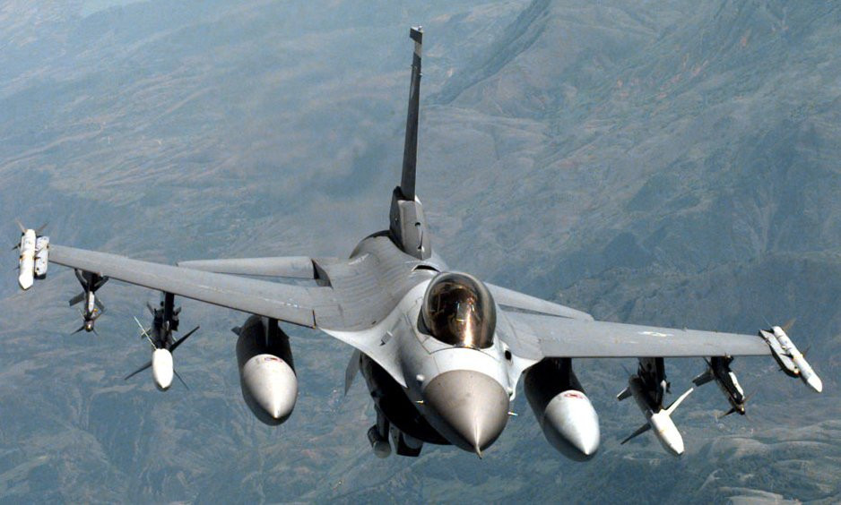 F-16 được thiết kế như một máy bay chiến đấu hạng nhẹ, máy bay này cũng đã trở thành một chiến đấu cơ hạng nhẹ rất thành công. Nó sở hữu một sự linh hoạt tối ưu, và giá xuất khẩu là khá rẻ trên thị trường quốc tế.