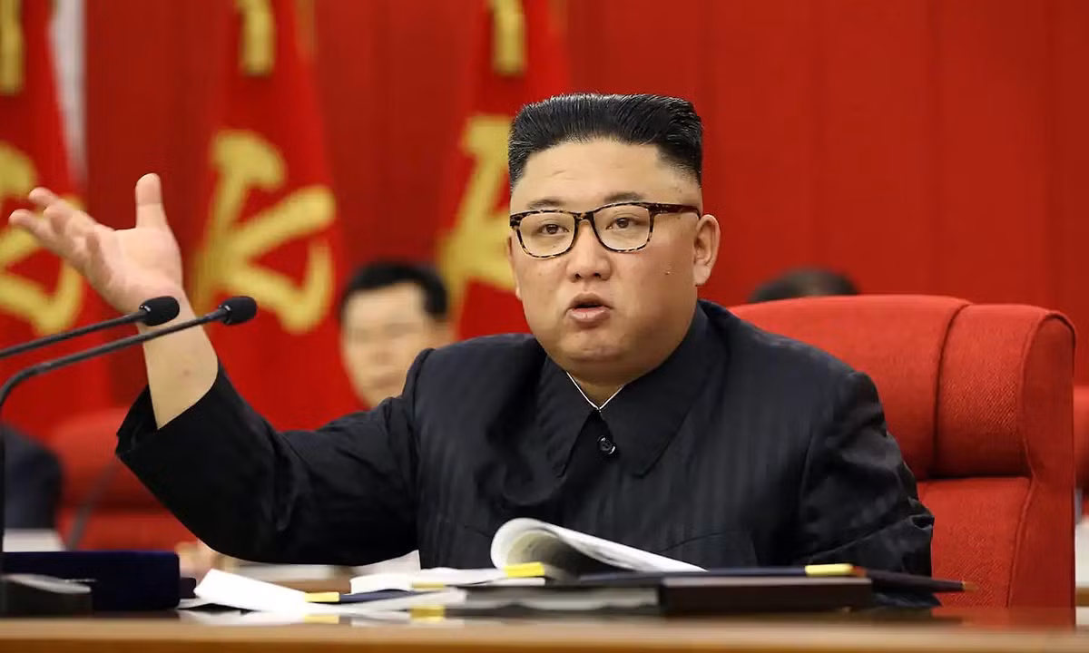Vào đầu tháng này, vị Lãnh đạo Triều Tiên, ông Kim Jong-un cũng đổ lỗi cho Mỹ về các lệnh trừng phạt, đồng thời cũng bác bỏ khẳng định của Washington về ý định thù địch với Bình Nhưỡng.
