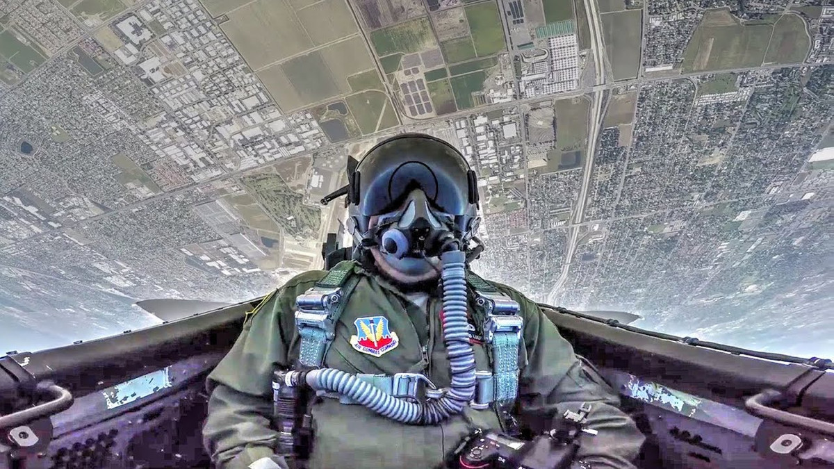 F-15K được trang bị các công nghệ mới như màn hình hiển thị đa năng, buông lái tương thích kính nhìn đêm, cùng hệ thống ngắm bắn trên mũ (JHMCS), cho phép phi công của F-15K thực hiện ngắm bắn chỉ bằng cách nhìn về phía máy bay đối phương.