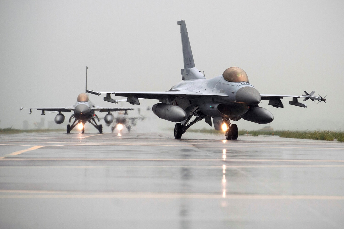 Còn về KF-16, đây là một chiến đấu cơ được lắp ráp và phát triển bởi Hàn Quốc sau khi được bàn giao công nghệ từ Mỹ, là một phiên bản của F-16 Fighting Falcon được Hàn Quốc sản xuất hoàn toàn nội địa.