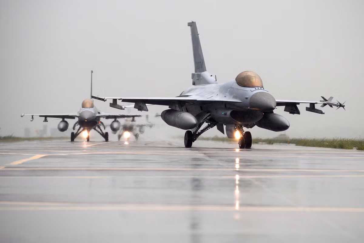 Còn về KF-16, đây là một chiến đấu cơ được lắp ráp và phát triển bởi Hàn Quốc sau khi được bàn giao công nghệ từ Mỹ, là một phiên bản của F-16 Fighting Falcon được Hàn Quốc sản xuất hoàn toàn nội địa.