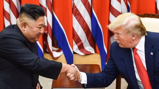 Trước đây, ông Kim Jong-un từng 3 lần đàm phán với cựu Tổng thống Mỹ, ông Donald Trump nhưng không đạt được thoả thuận nào về việc chấm dứt chương trình hạt nhân nước này.