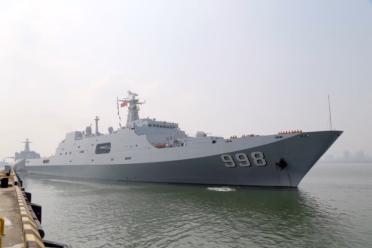 Nhờ vào khả năng này, tàu Type 071E có thể được sử dụng vào các nhiệm vụ như tuần tra biển, tham gia hậu cần, hay hàng loạt các hoạt động cứu trợ thảm hoạ khác nếu có. Nguồn ảnh: QQ.