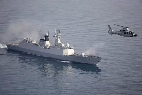 Ngoài ra, dù đã mang theo khối lượng vũ khí khá lớn, các khu trục hạm cỡ nhỏ Type 054A này vẫn có thể mang theo tới 165 người trên tàu, cùng với đó là kho chờ đủ cho 1 chiếc trực thăng hải quân, có thể là các Kamov Ka-28 Helix của Nga, hoặc các Harbin Z-9 C nội địa. Nguồn ảnh: pakdefense.com.