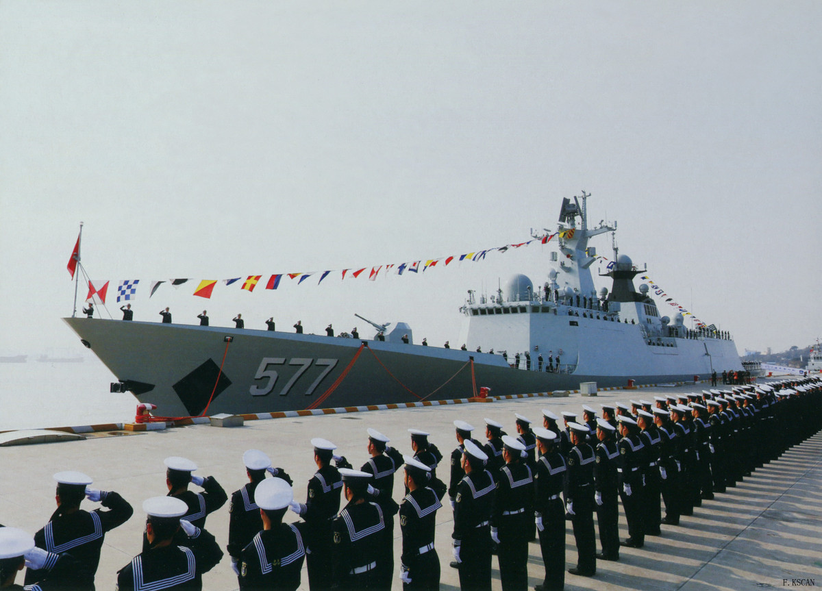 Qua các thông tin trên, thật sự không quá ngạc nhiên khi các khinh hạm Type 054A lại được Trung Quốc tin tưởng xem như “xương sống” trong PLAN, chúng quá mạnh mẽ và tối ưu, từ hoả lực cho tới sự cơ động và bền bỉ. Nguồn ảnh: QQ.