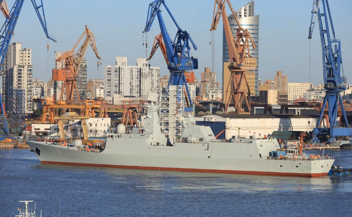 Dựa trên thông tin tựa báo South China Morning Post ngày 25/12 đưa tin, dân theo thông tin từ Cục Hải sự Trung Quốc cho hay, đã có một tàu đổ bộ Type 071E cùng với hai khinh hạm Type 054A của quốc gia đã hạ thuỷ tại bãi đóng tàu Hô Đông, Trung Quốc (gần Thượng Hải). Nguồn ảnh: South China Morning Post.