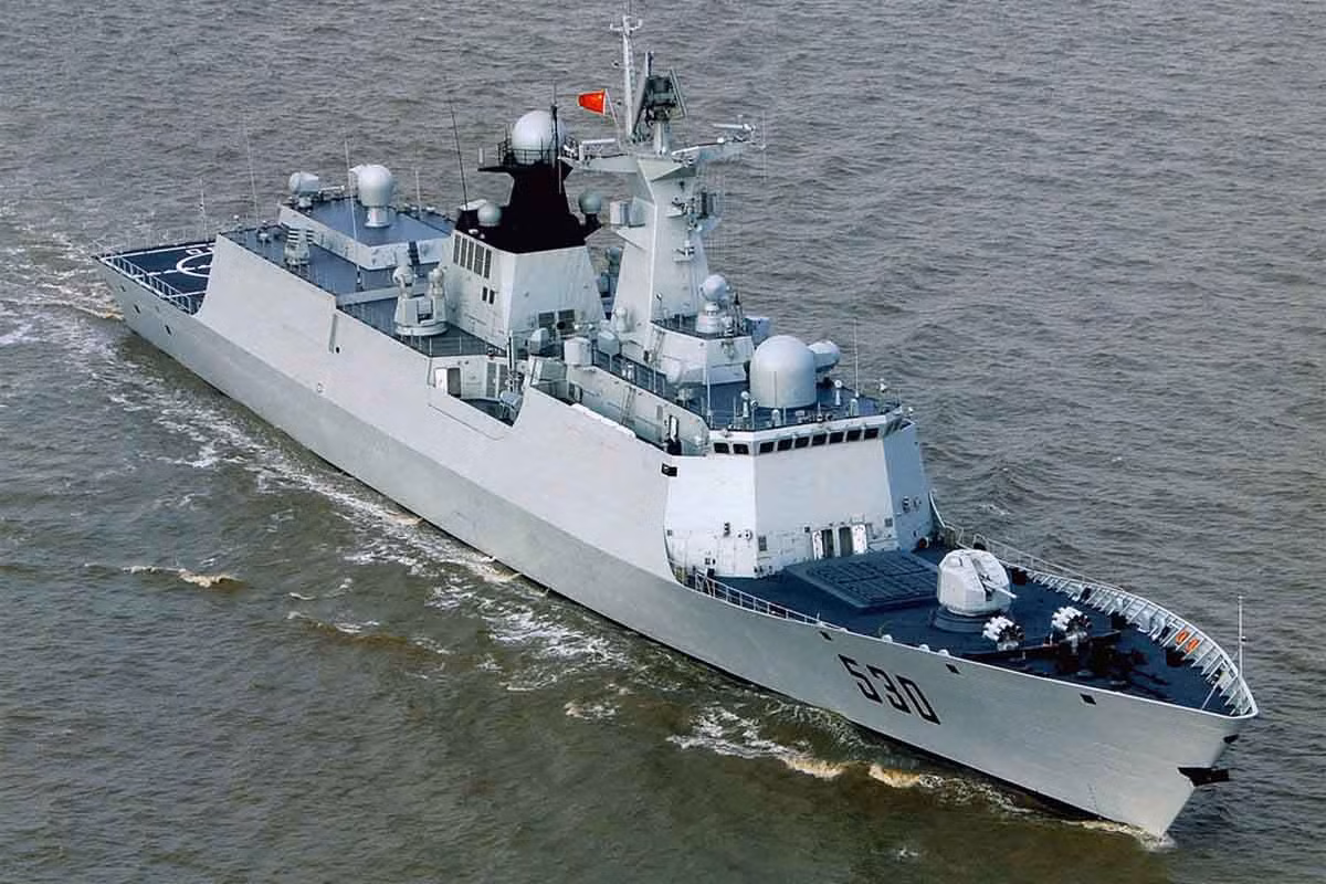 Khinh hạm Type 054A được phát triển với kích thước 134,1x16m, mang tải trọng choán nước toàn tải khá khiêm tốn, chỉ đạt 4.053 tấn (theo báo cáo CCTV). Nguồn ảnh: globaldefensecorp.com.