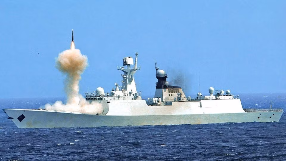 Ngoài sự cơ động, các khinh hạm Type 054A được xem như là “xương sông” là bởi chúng sở hữu vũ trang thuộc hàng “khủng” so với một tàu khu trục cỡ nhỏ, với đa dạng các nền tảng phóng và tên lửa, cũng như ngư lôi và rocket, tạo nên một sức mạnh vượt trội. Nguồn ảnh: radarmiliter.com.