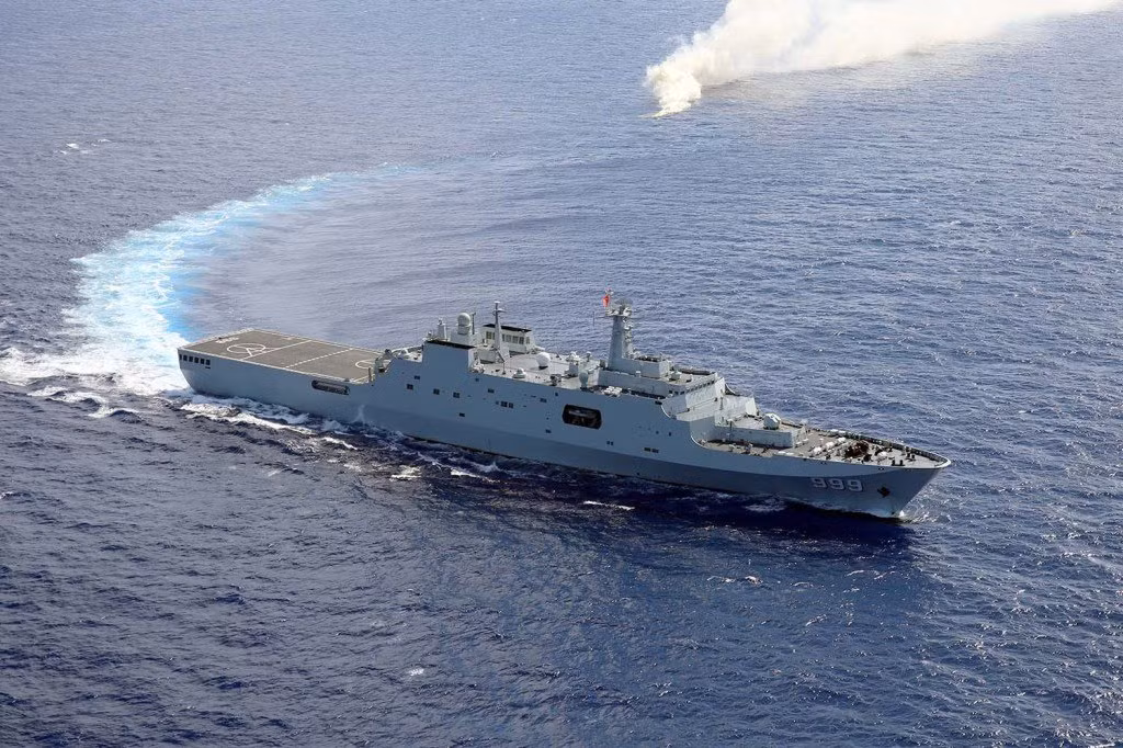 Về sự cơ động của mình, con tàu Type 071E được phát triển với khả năng hoạt động bền bỉ, phạm vi tối đa của nó có thể đạt tới 19.000km trên biển liên tục, tốc độ tối đa được biết đến có thể đạt 46km/h. Nguồn ảnh: QQ.