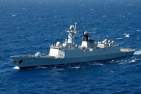 Còn về sự xuất hiện của khinh hạm Type 054A (hiệu NATO: Jiangkai II) trong lần hạ thuỷ này của Trung Quốc, từ lâu chúng đã được xem như “xương sống” của hạm đội tàu chiến mặt nước của PLAN, với hơn 30 chiếc trong biên chế. Nguồn ảnh: Wikipedia.