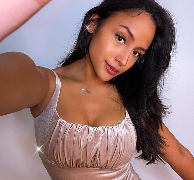 Đang là sinh viên Đại học Y khoa Drexel (Mỹ), Jillian Mercé đã xây dựng được sự nổi tiếng trên mạng xã hội với vai trò nhạc sĩ kiêm người mẫu tự do. Cô còn nhận nhiều lời khen khi sở hữu giọng ca ngọt ngào. 